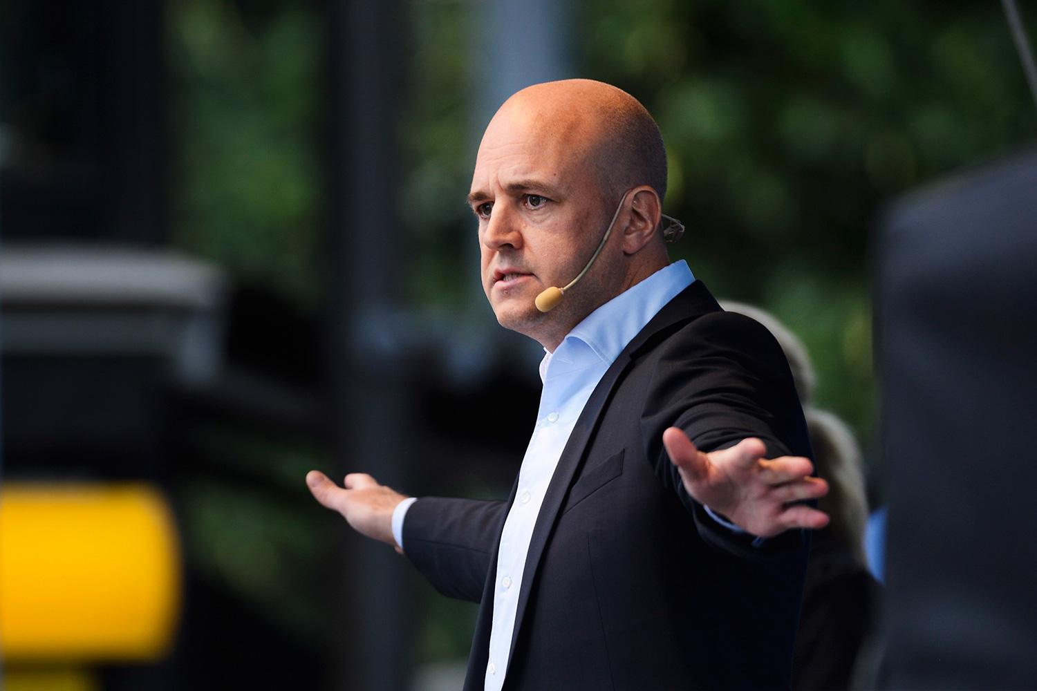 BAD OM SOLIDARITET Fredrik Reinfeldt inledde valrörelsen med att vädja om tålamod med den stora flyktingström som väntar Sverige. Men hans egna kommunpolitiker kräver ökade resurser för att klara en sådan situation.