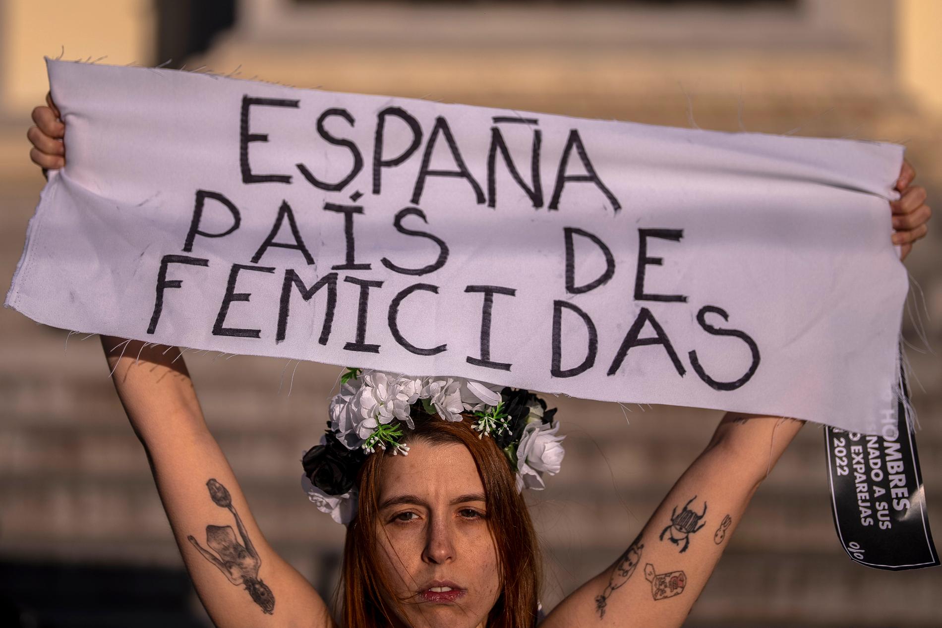En medlem av feministgruppen Femen vid en demonstration i Madrid i januari 2023 mot det ökade kvinnovåldet i Spanien. 