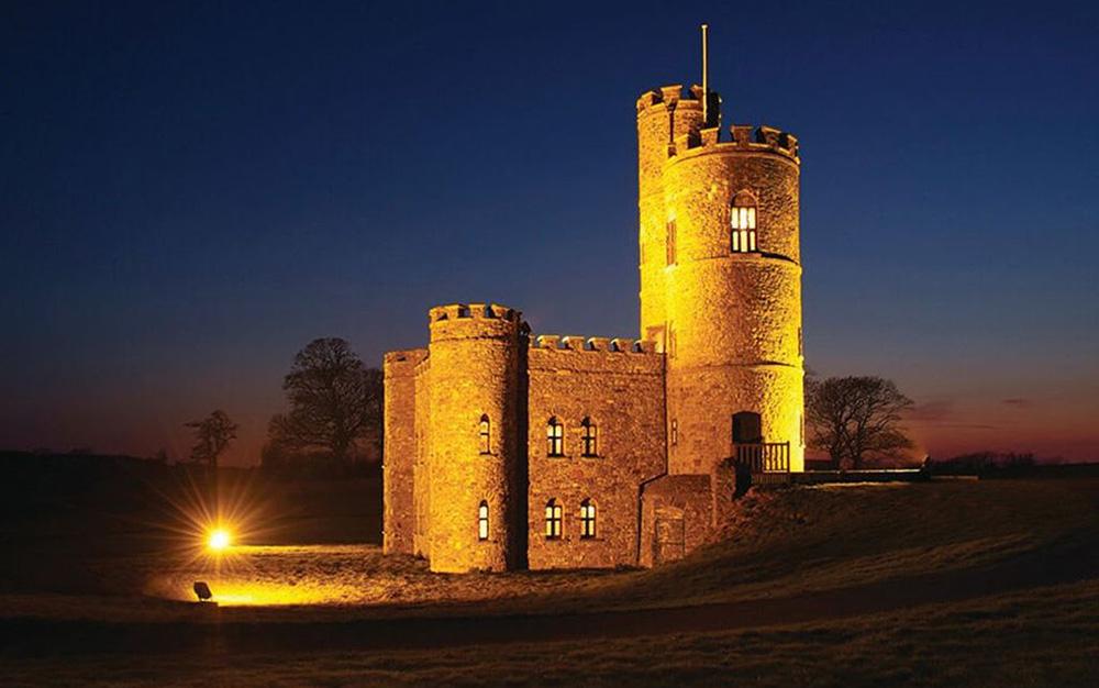 Tawstock Castle är byggt på 1700-talet och från de två tornen har gästerna en fantastisk utsikt.