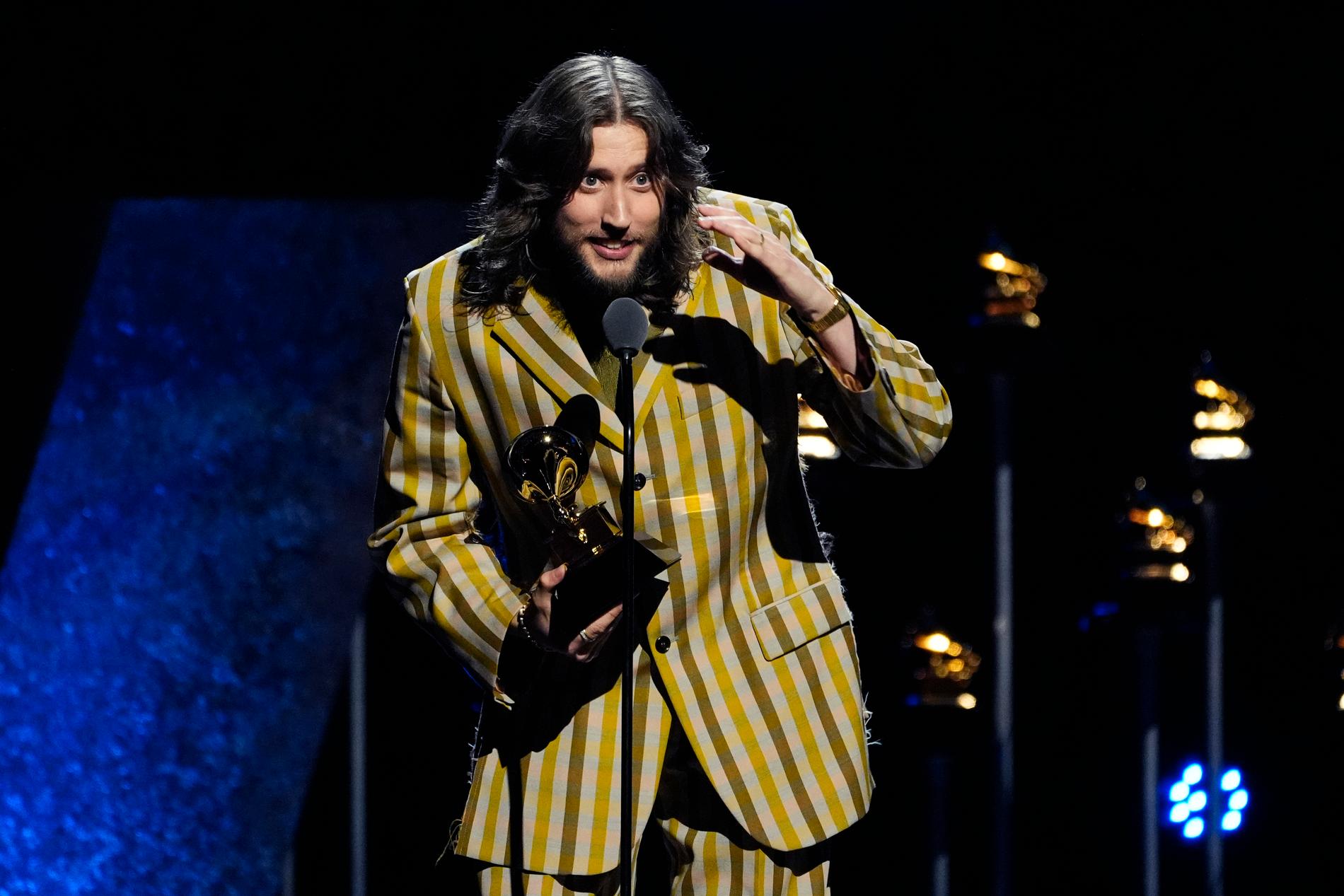 Ludwig Göransson tar emot pris för bästa filmmusik under Grammygalan.