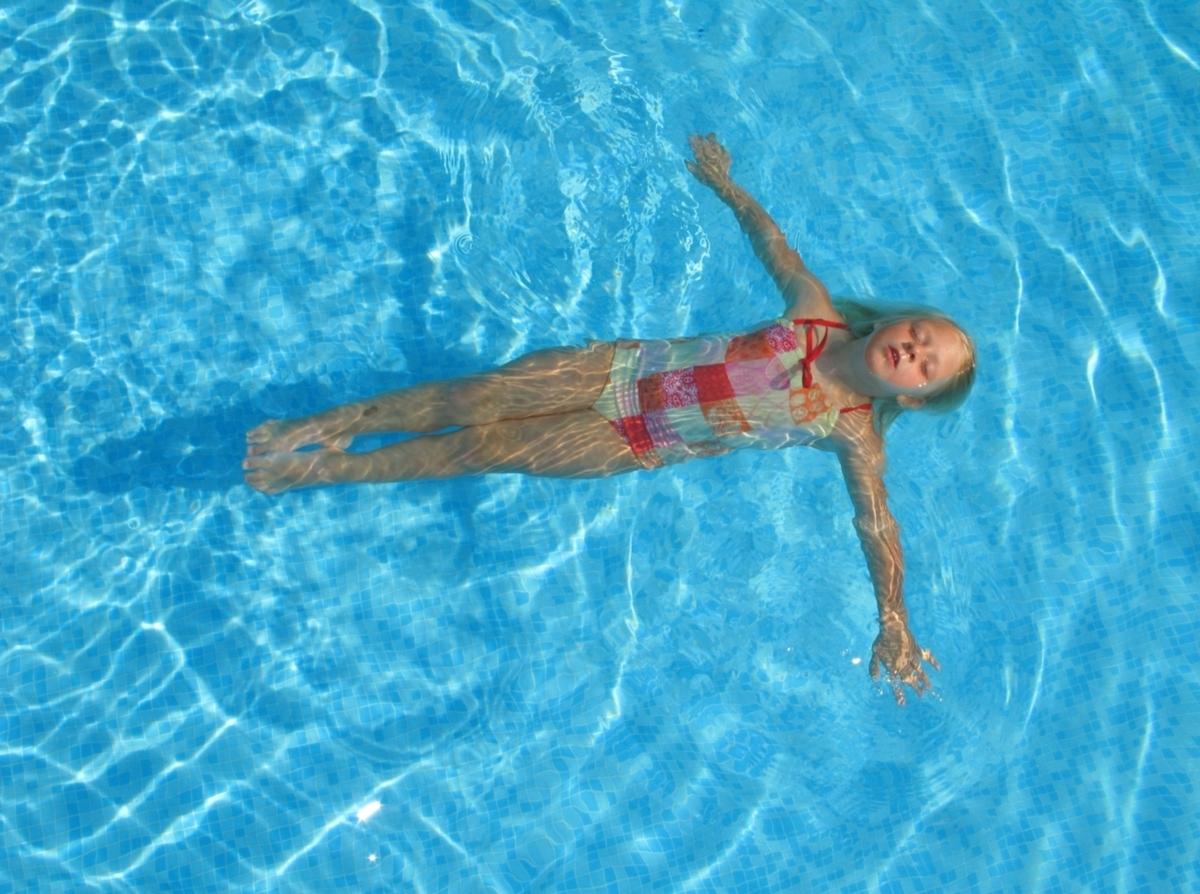 ”Vilket flyt, hotellet har pool!” Helga passar på att koppla av och flyta runt.