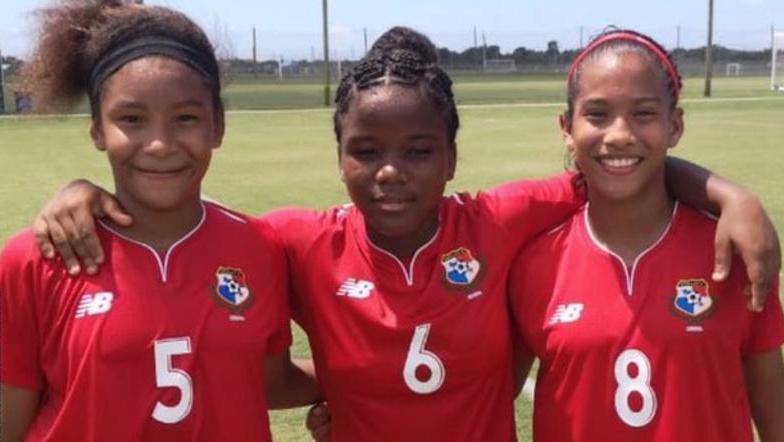 13-åriga Sheyla Diaz, till vänster, debuterar i Panamas landslag.