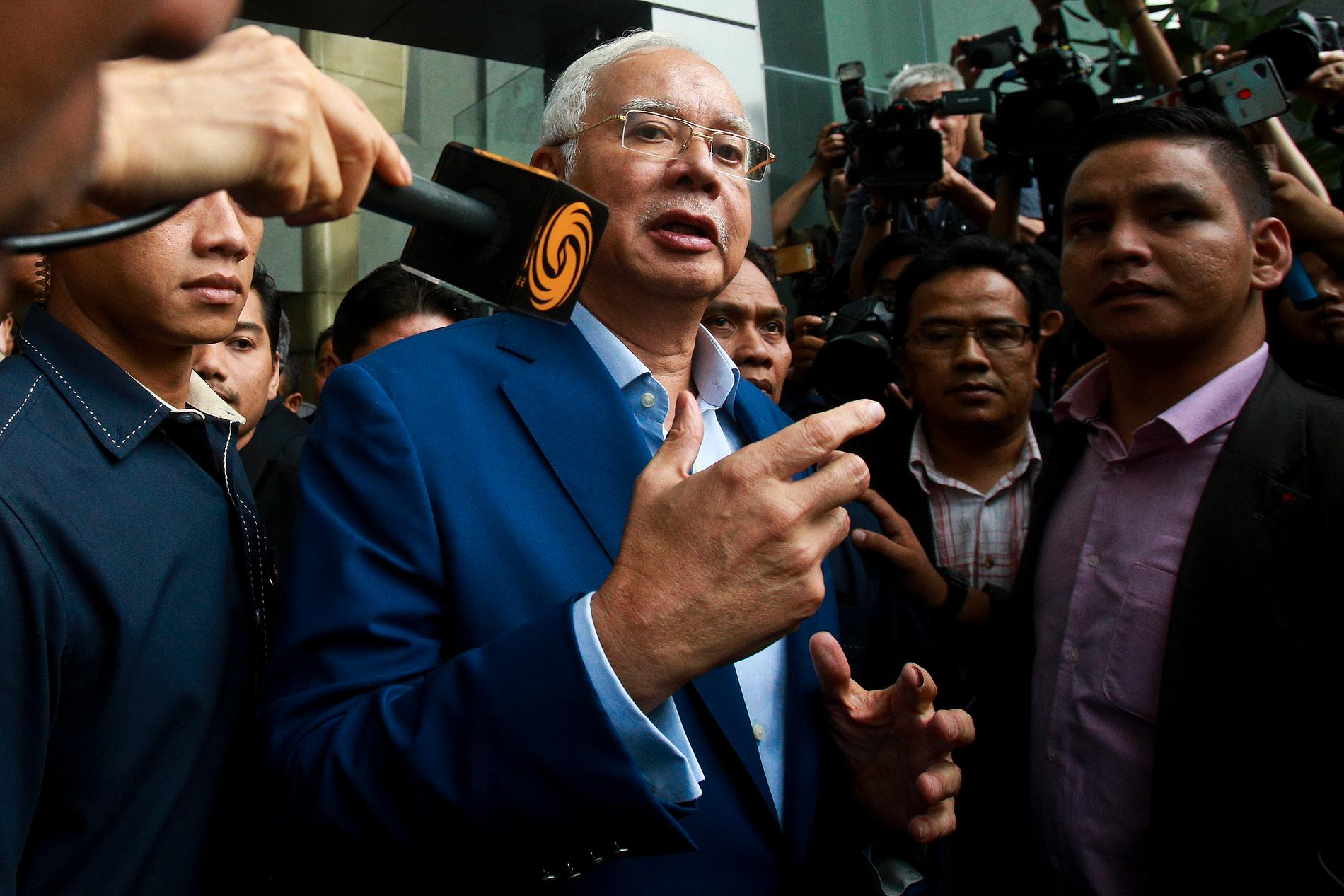 Malaysias förre premiärminister Najib Razak lämnar en domstol i Putrajaya efter att ha förhörts om korruptionsanklagelser. Arkivbild.