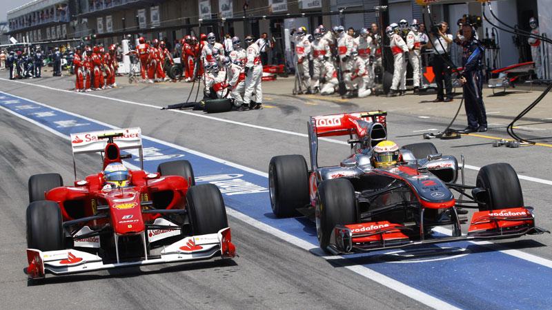 Fernando Alonso, till vänster, får en ny bil till loppet i Valencia. Hoppet är att han ska kunna hänga med McLarens Lewis Hamilton.