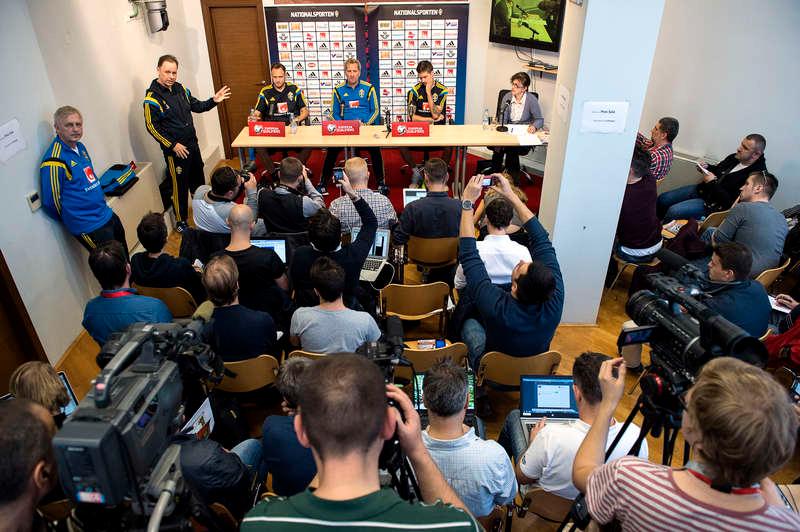 Niklas Bodell (tvåa från vänster) har informerat spelarna i landslaget om vilka frågor som kan tänkas dyka upp under landslagssamlingen inför matchen mot Iran. Bilden är från en pressträff i Podgorica förra året.