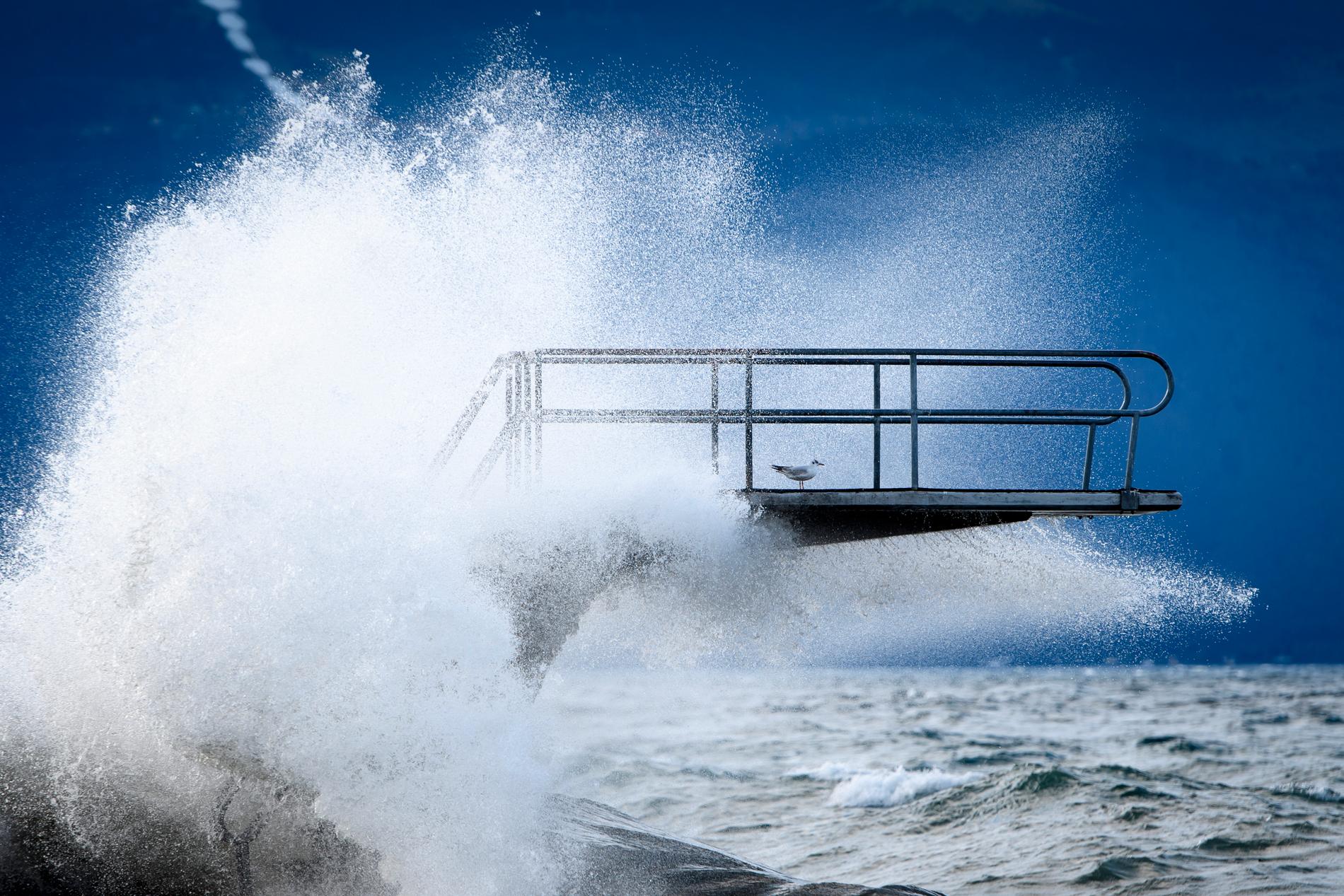 Ovädret drabbade även Schweiz – här ses vågor vid Genèvesjön.