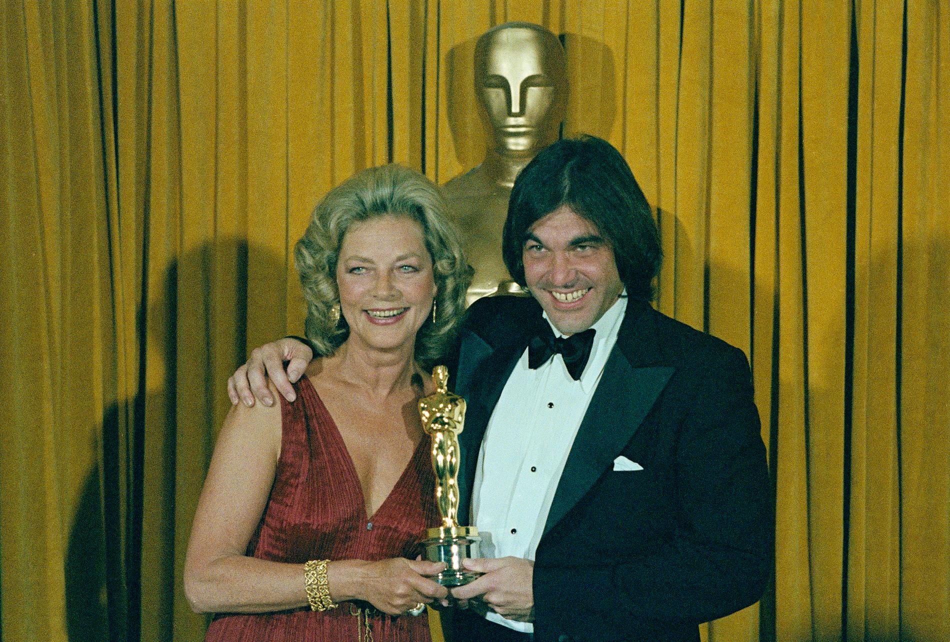 Lauren Bacall delar ut en Oscar till Oliver Stone 1979 för manuset till ”Midnight express”.