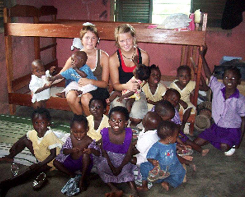 ville göra en insats Efter skolan ville Mikaela och Elina göra en insats. De blev volontärer – i Ghana.