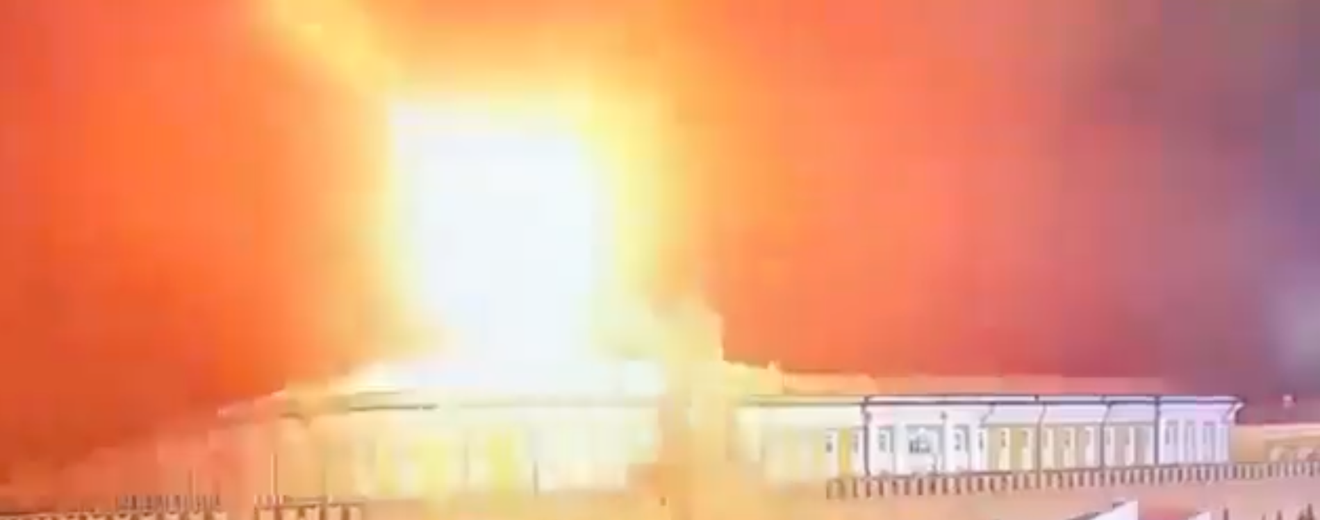 Ett föremål exploderar över Kreml i början av maj. 