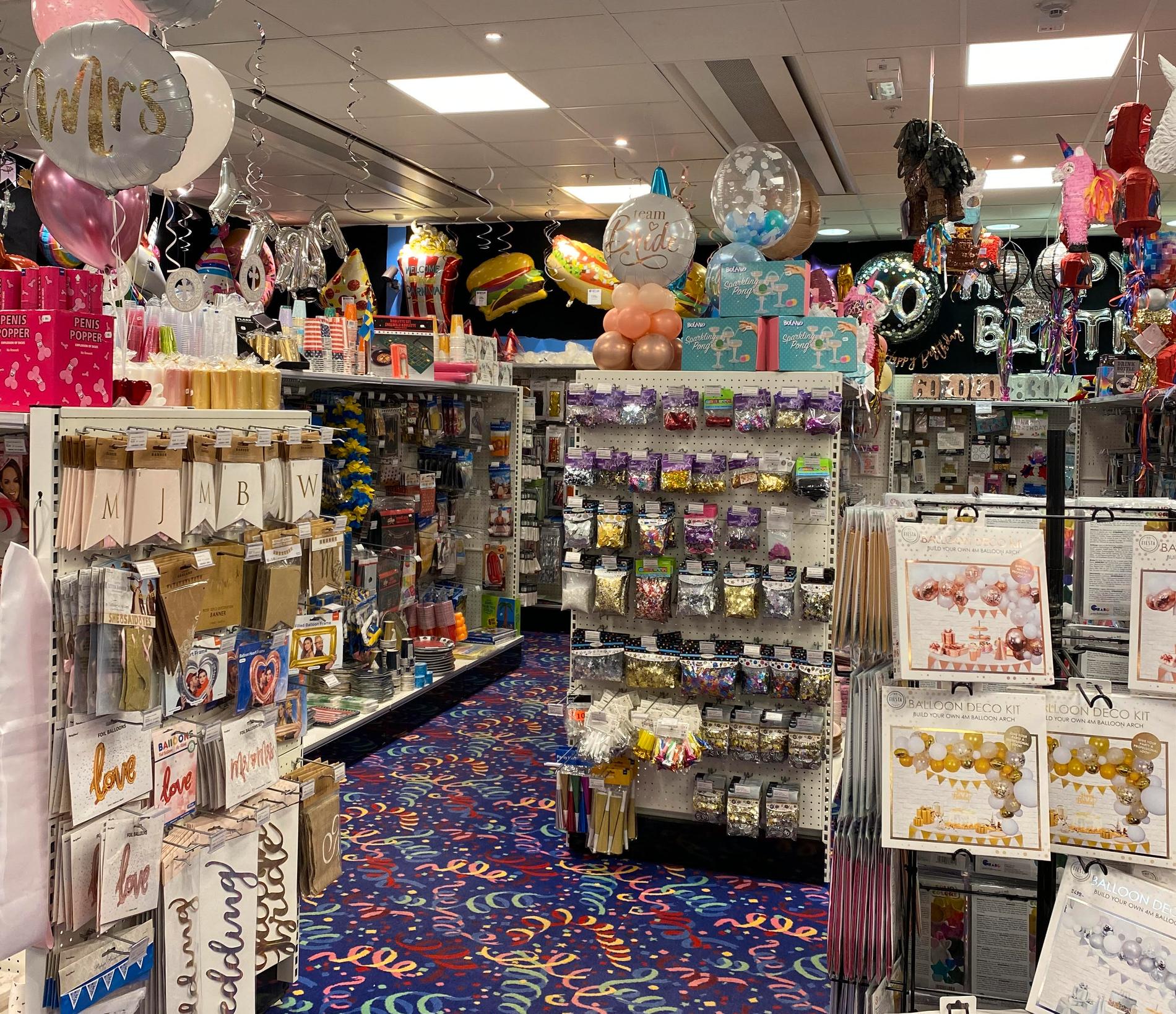 Partybutiken i Mariebergs köpcentrum i Örebro har färre kunder – men har fortsatt många ballongbeställningar.
