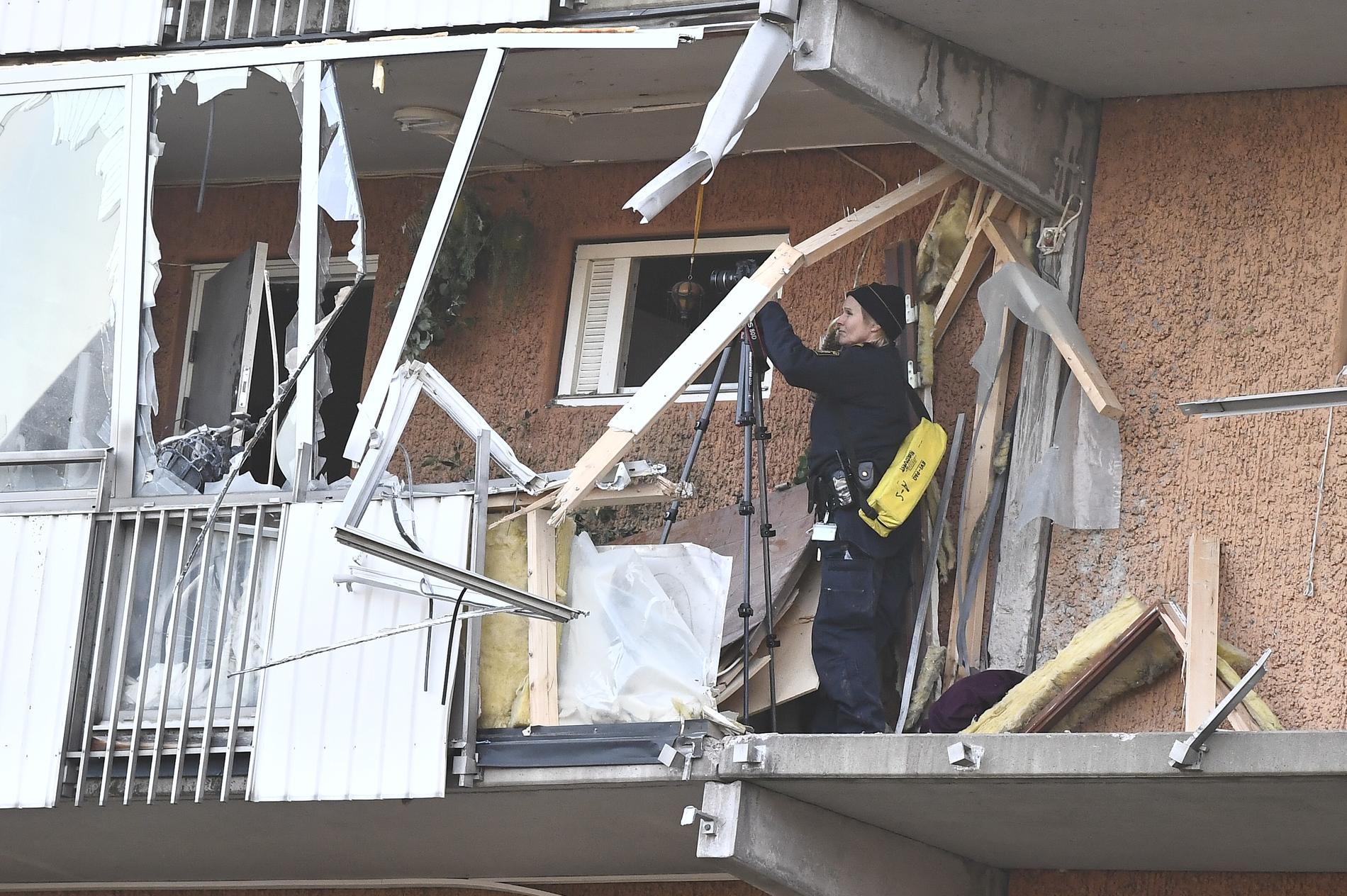 Platsen för explosionen i Husby morgonen efter smällen. Explosionen detonerade på fjärde våningen och en mängd fönster krossades på den intilliggande gården.