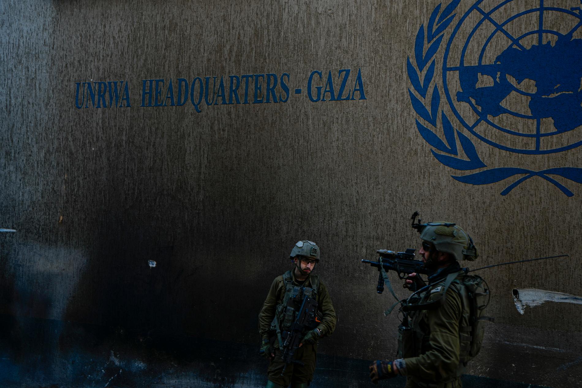 Israeliska soldater utanför Unrwa:s kontor i Gaza.