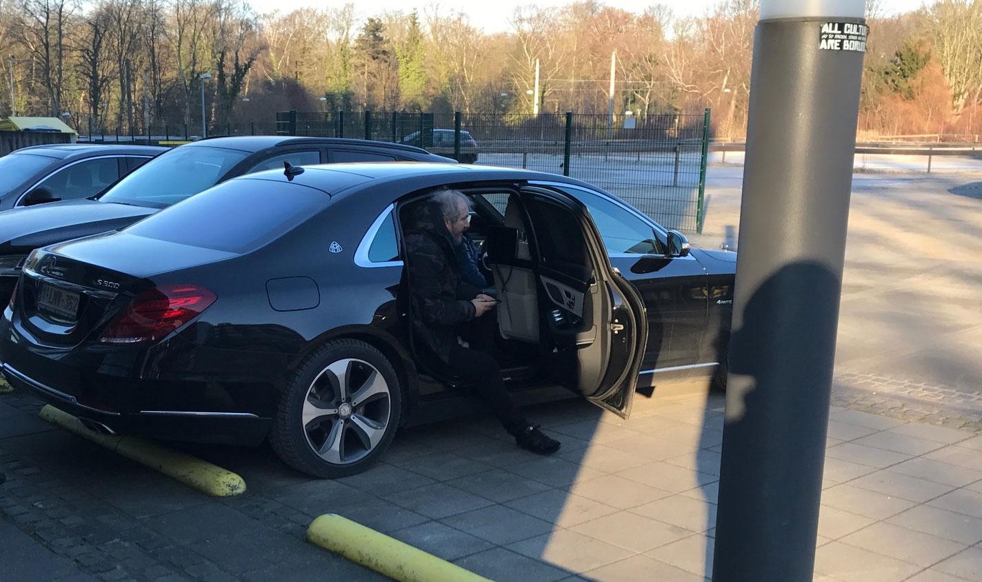 Agenten Vlado Lemic utanför Dortmunds huvudkontor.