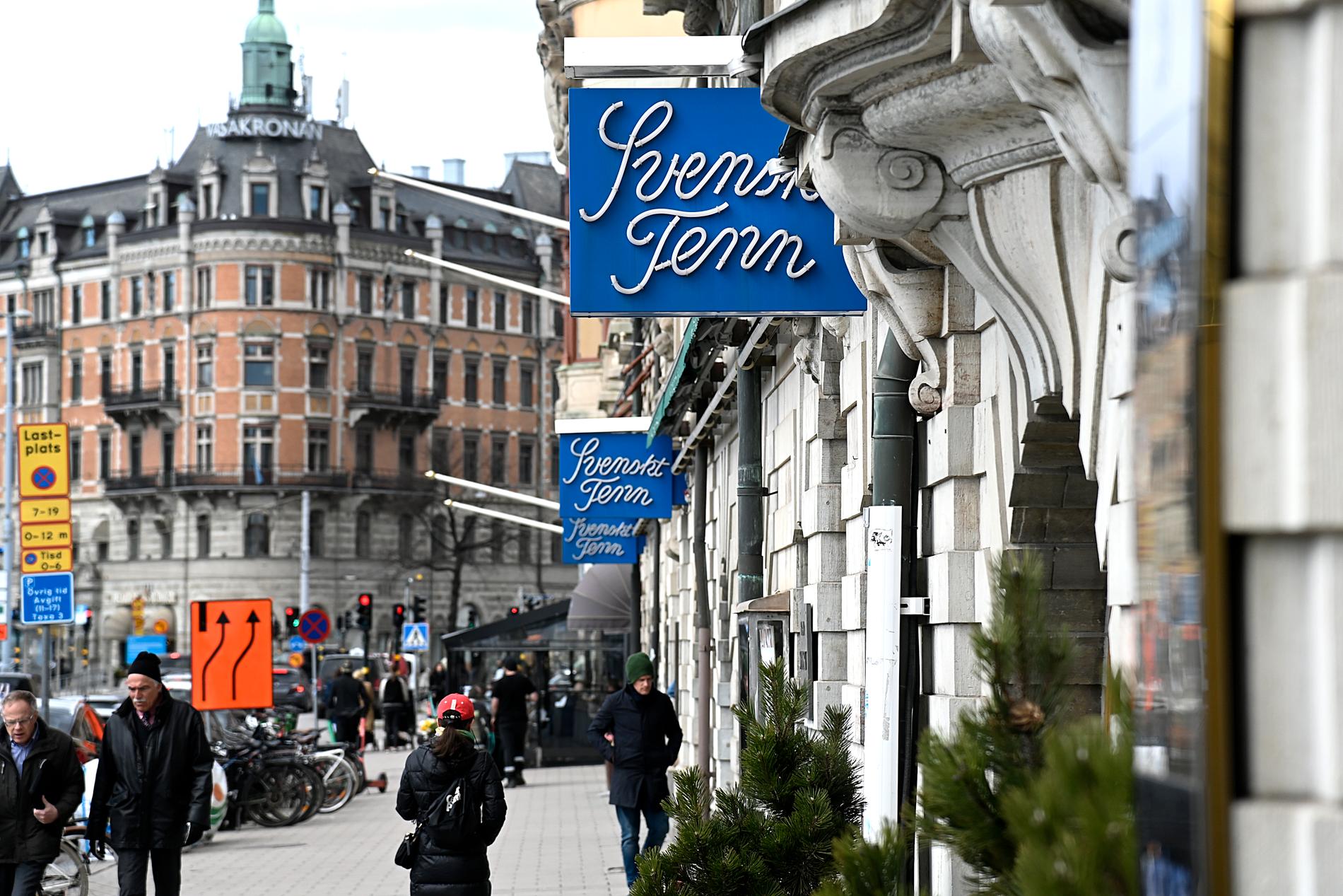 Männen har bland annat köpt designade konferensmöbler från inredningsbutiken Svensk Tenn på Östermalm i Stockholm. 
