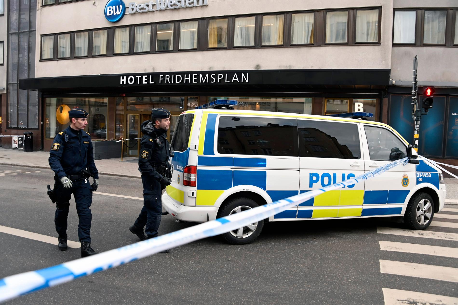 Polisen utanför hotellet vid Fridhemsplan i stadsdelen Kungsholmen.
