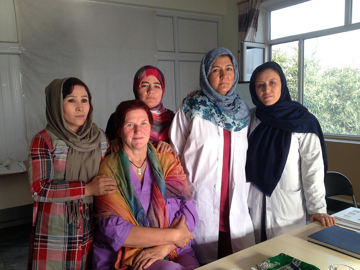 Mimansa Madheden (andra från vänster) arbetar för Läkare utan gränser i Afghanistan.