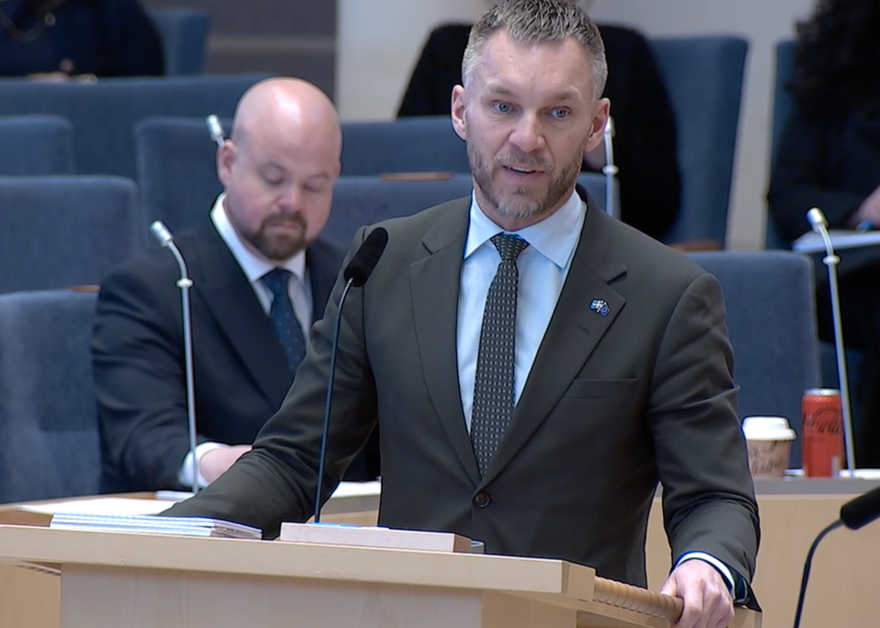 Ansvarigt statsråd, civilminister Erik Slottner (KD) frågas ut om Anna Kinberg Batra i riksdagen. 