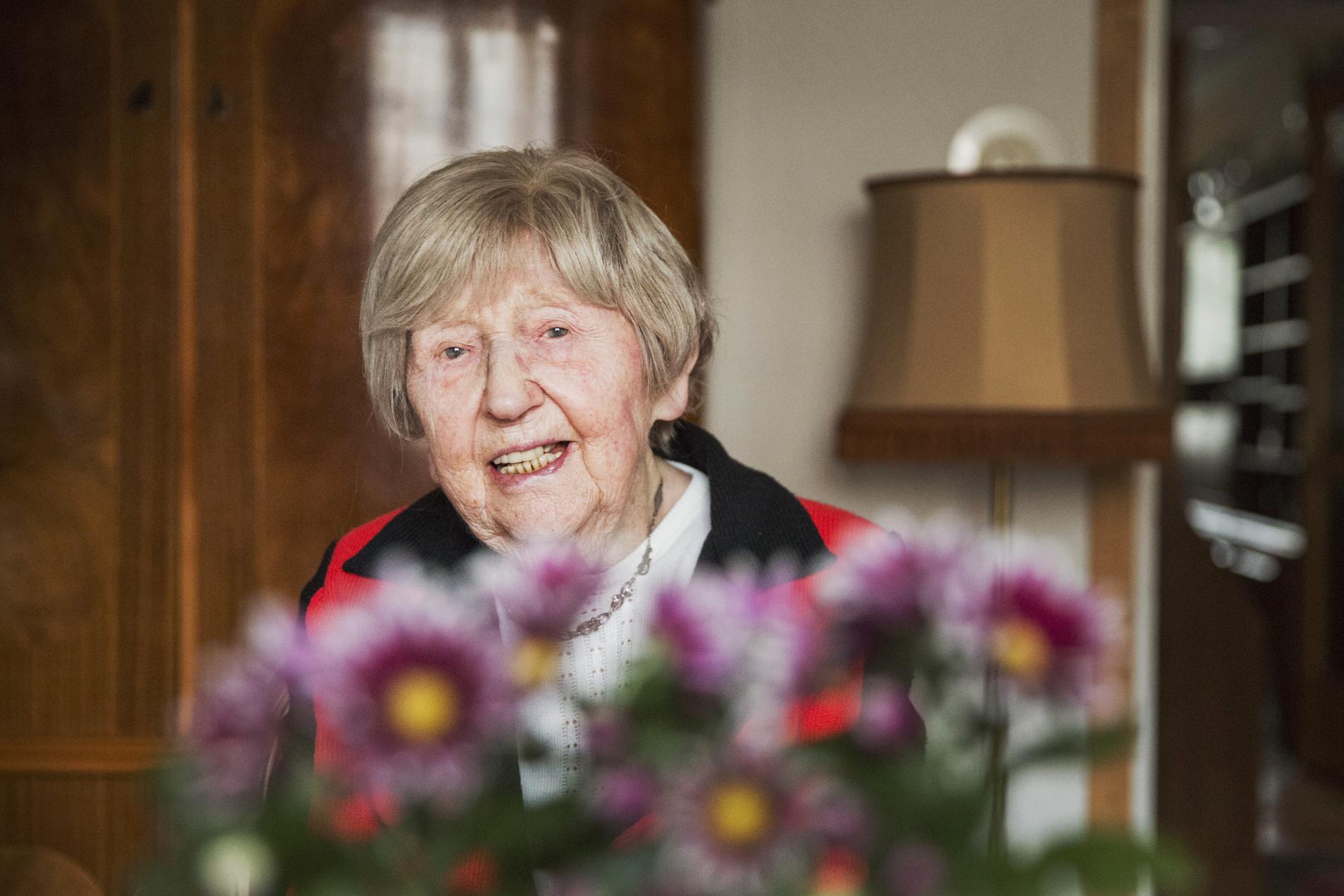 Hon började blogga som 100-åring och beskrev sig som en ”tuff tant som gillar det mesta”.