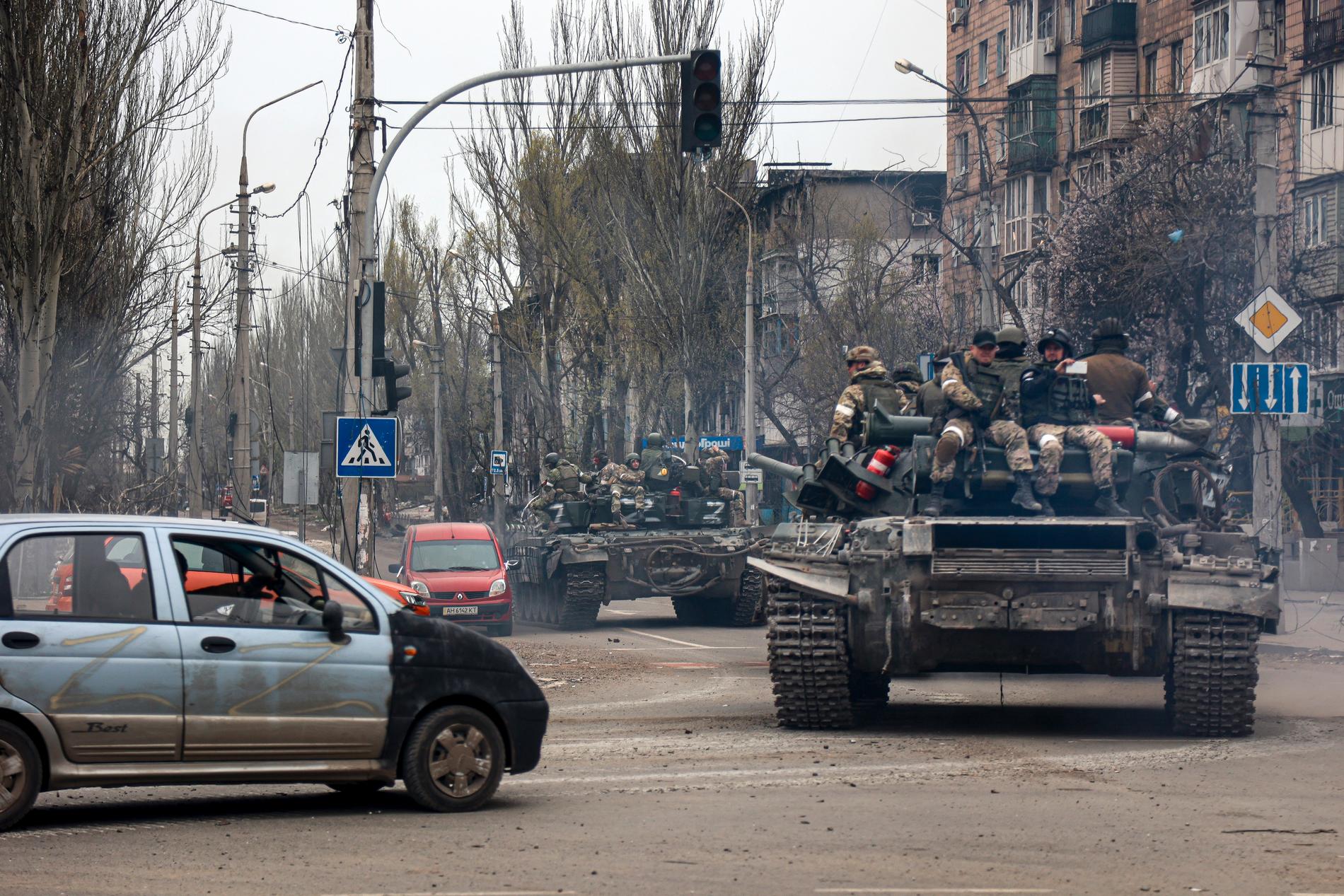  Ryska stridsvagnar rullar längs en gata i ett område som kontrolleras av ryskstödda separatiststyrkor i Mariupol, Ukraina