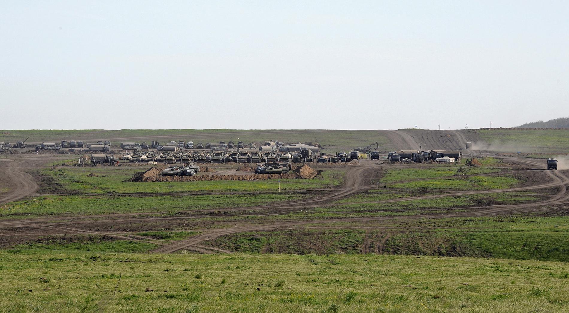 Ryska stridsfordon parkerade utanför militärbasen fem mil från den ukrainska gränsen.