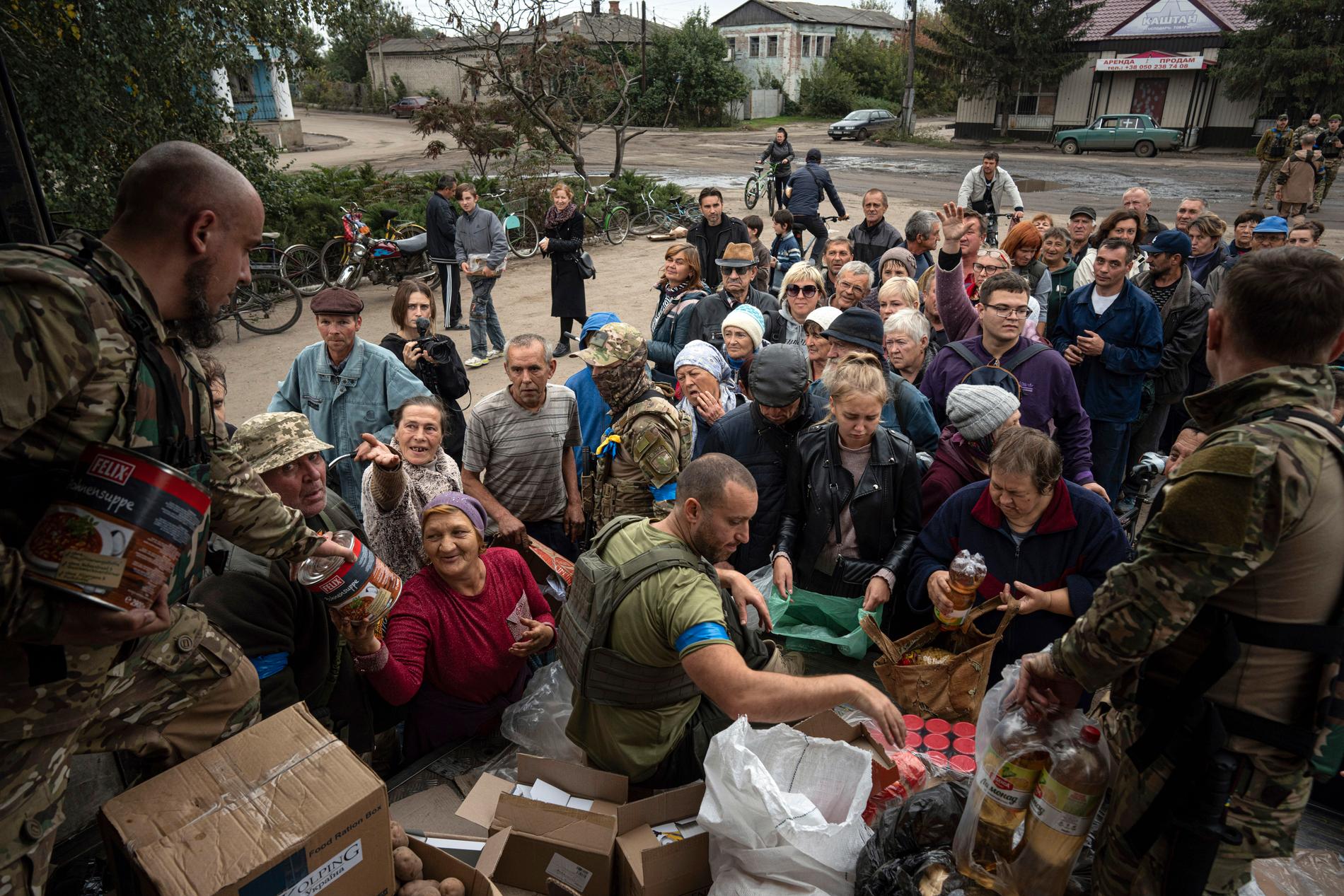 2 OKTOBER: Ukrainska soldater ger humanitär hjälp till invånare i den nyligen befriade staden Izium. En massgrav med 450 döda hittades efter befrielsen den 10 september. Fortfarande har invånarna varken tillgång till elektricitet eller kranvatten.
