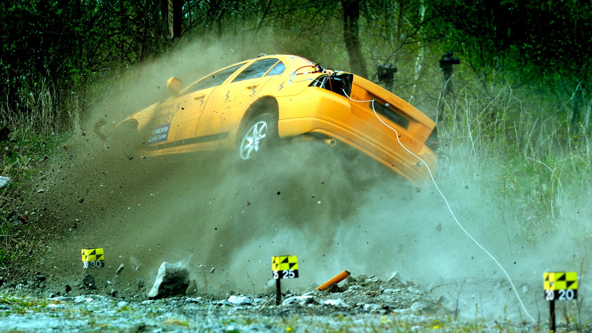 I ett av krocktesterna visades hur en Volvo S80 körde ner i ett dike i 80 km/tim. Provdockorna klarade sig med lättare skador.