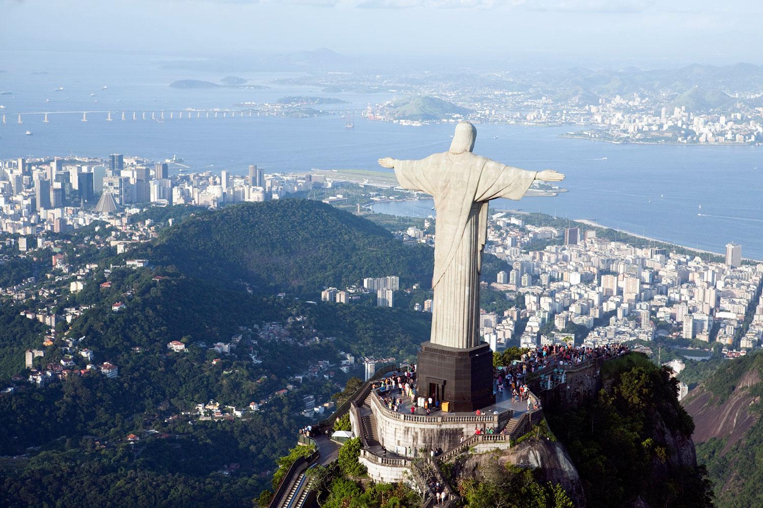 Kristusstatyn blickar ut över Rio de Janeiro.