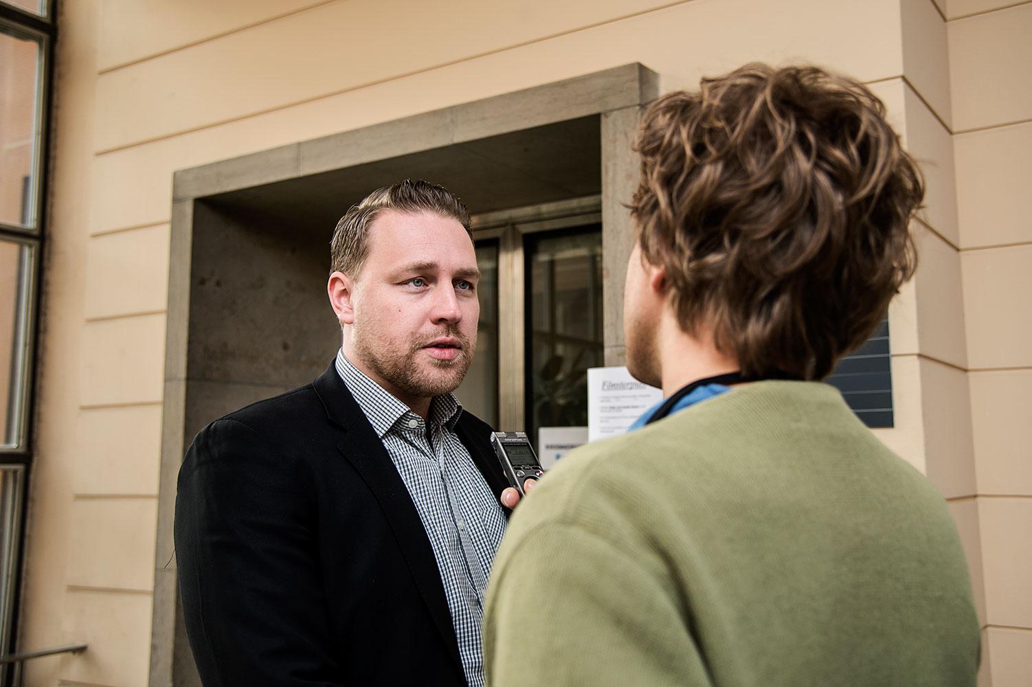 Sverigedemokraternas gruppledare Mattias Karlsson intervjuas av Aftonbladets reporter Olof Svensson.
