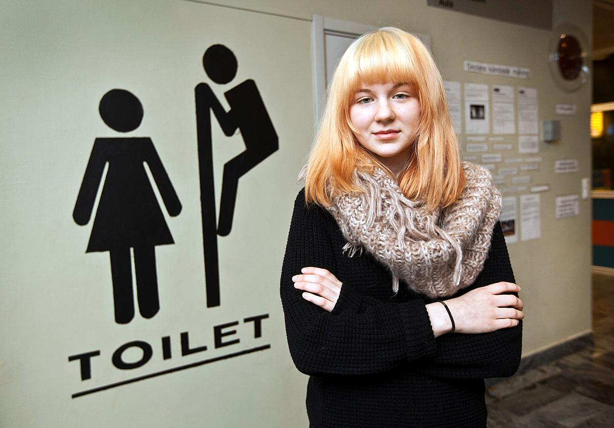 Astrid Johansson reagerade direkt på målningen utanför toaletterna. Hon tycker den är sexistisk.