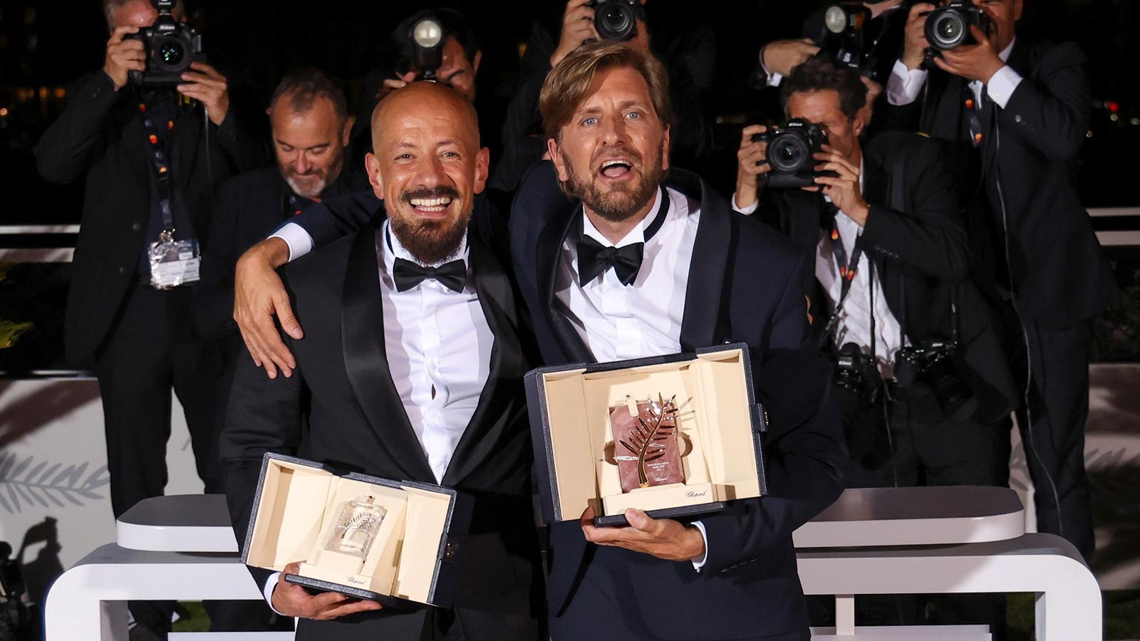 Tarik Saleh och Ruben Östlund med sina priser på filmfestivalen i Cannes.