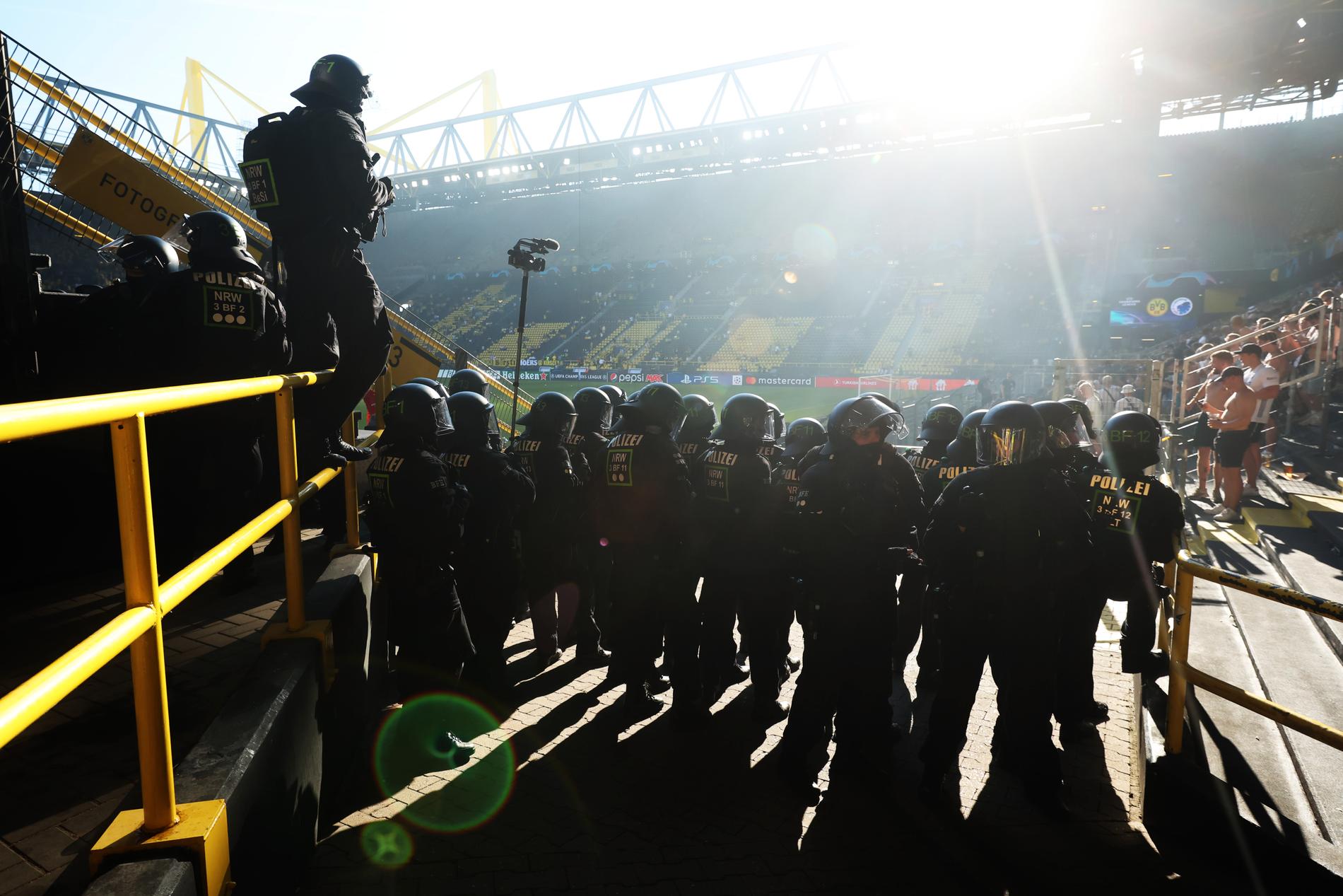 Polis på plats inne på arenan inför Dortmund–FCK. 