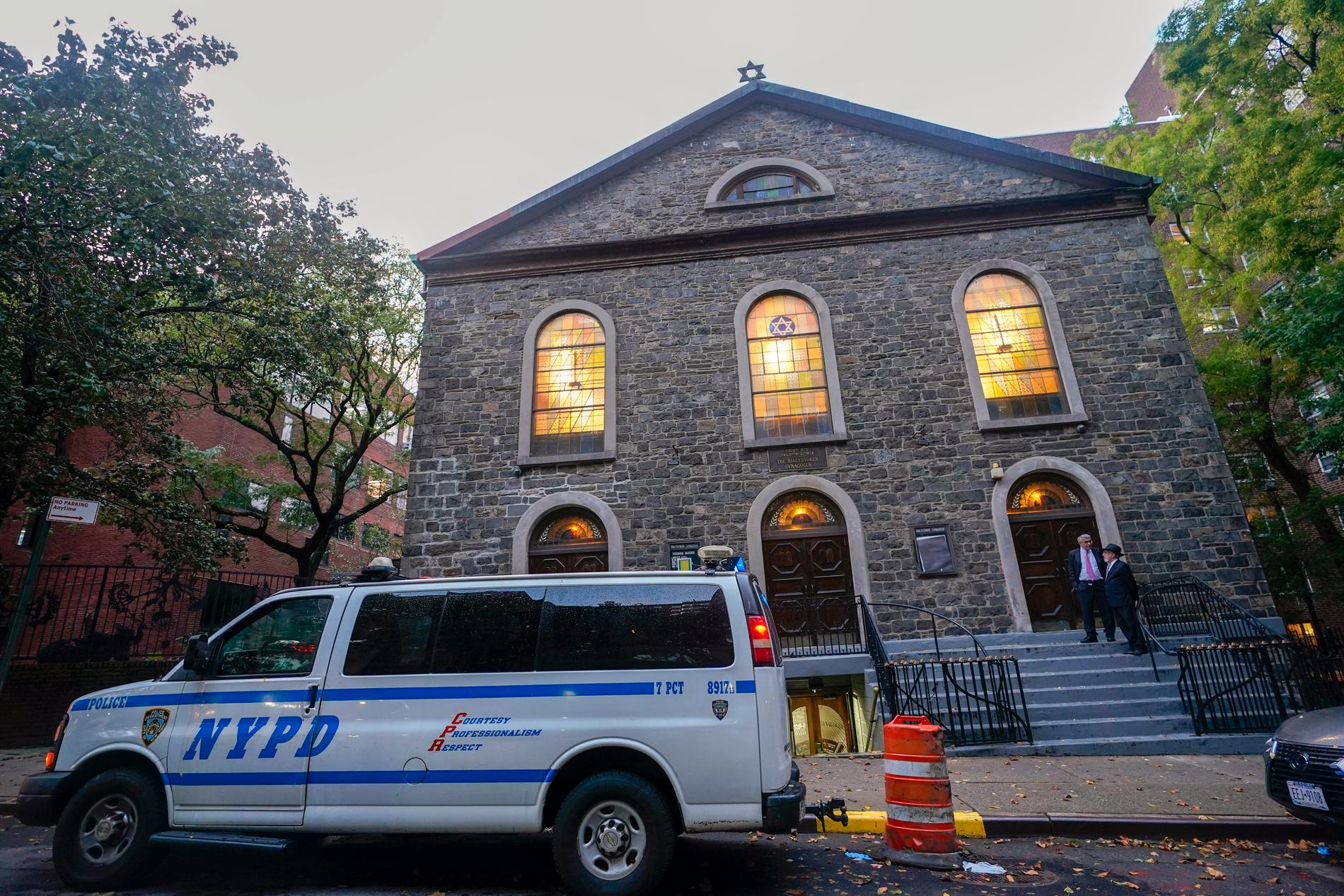 Polisbevakning utanför en synagoga i New York.