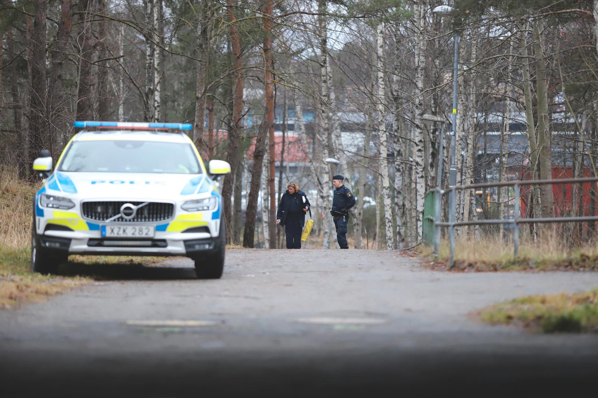Polis på plats efter en misstänkt våldtäkt i Haninge kommun.