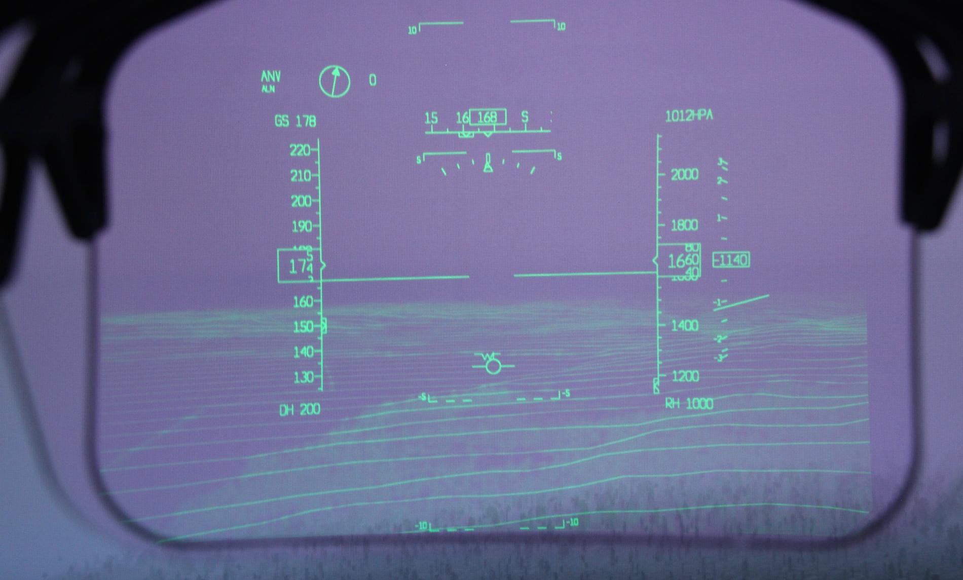 AviGuide HUD Head up Display. HUD är ett av de två nya högteknologiska system som utvecklats av Saab för civila flygplan. HUD gör det möjligt att landa obehindrat trots svåra väderförhållanden, till exempel tät dimma. 