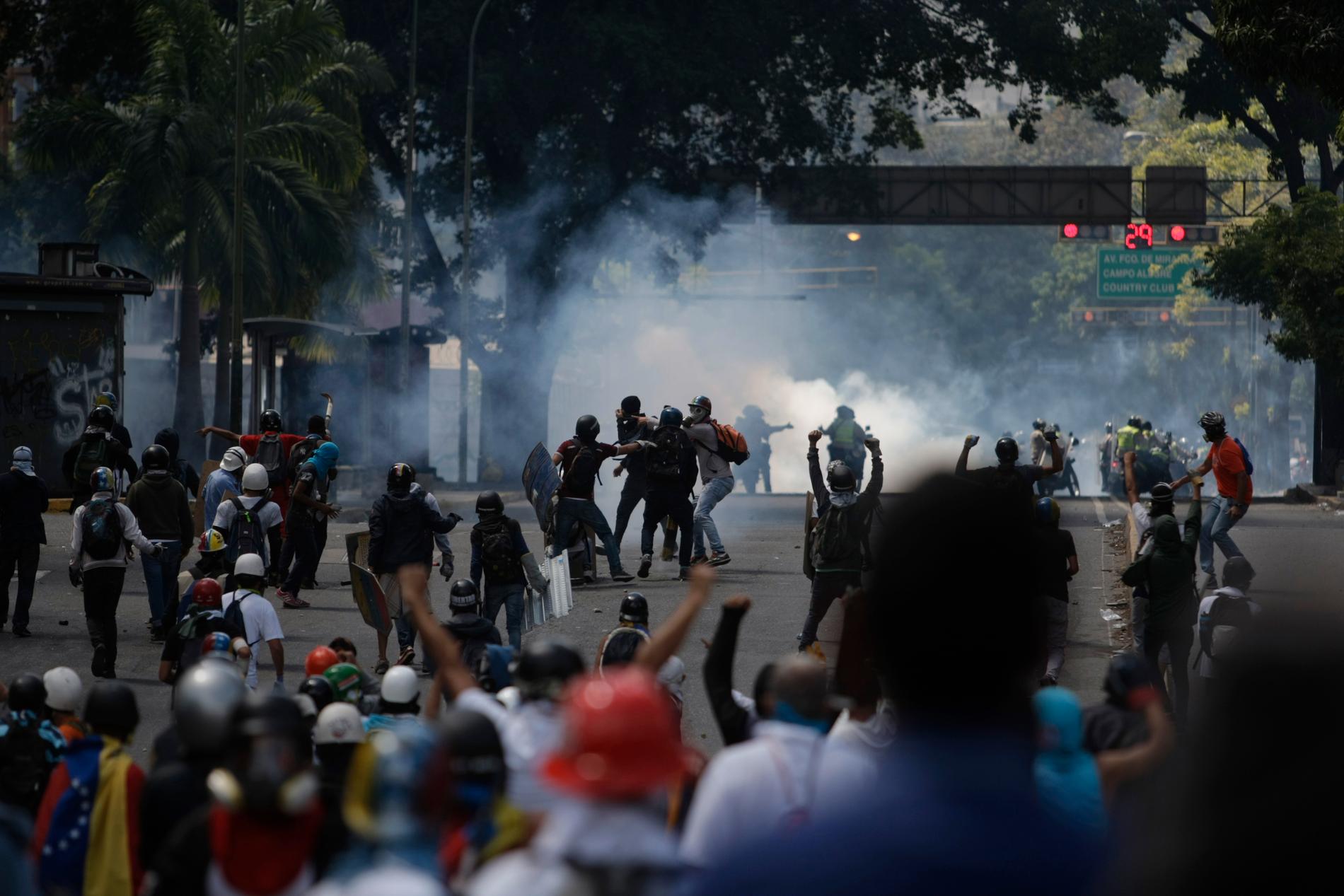 Många dog i vårens sammandrabbningar och protester i Venezuela. Den 29 maj drabbade polis samman med demonstranter under en marsch i protest mot president Maduro. Oppositionen kräver nytt presidentval och att politiska fångar släpps fria.
