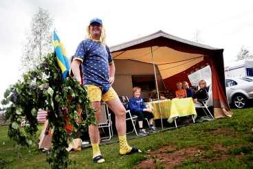 en helsvensk midsommar I Rättvik firades traditionsenligt, både som här på campingen - och på friluftsmuseet Gammelgården.