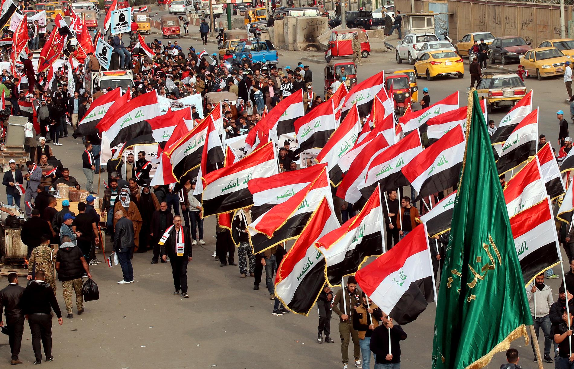 Oro för våldsamheter har ökat sedan makt- och styrkedemonstrationer genomförts på Tahrirtorget i Bagdad. På fredagen dödades flera demonstranter i en till synes planerad attack.