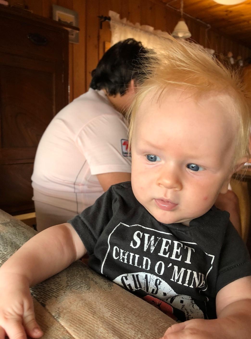 Pappan Andreas Eklund från Norrköping: ”Det här är vår yngsta grabb Loffe som är 15 månader i dag. Han föddes med långt blont hår”. 