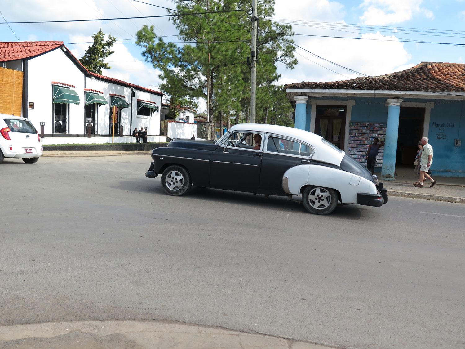 En elegant Chevrolet Fleetline Deluxe från 1950 jagar fram längs huvudgatan i Vinales på  västra Kuba.