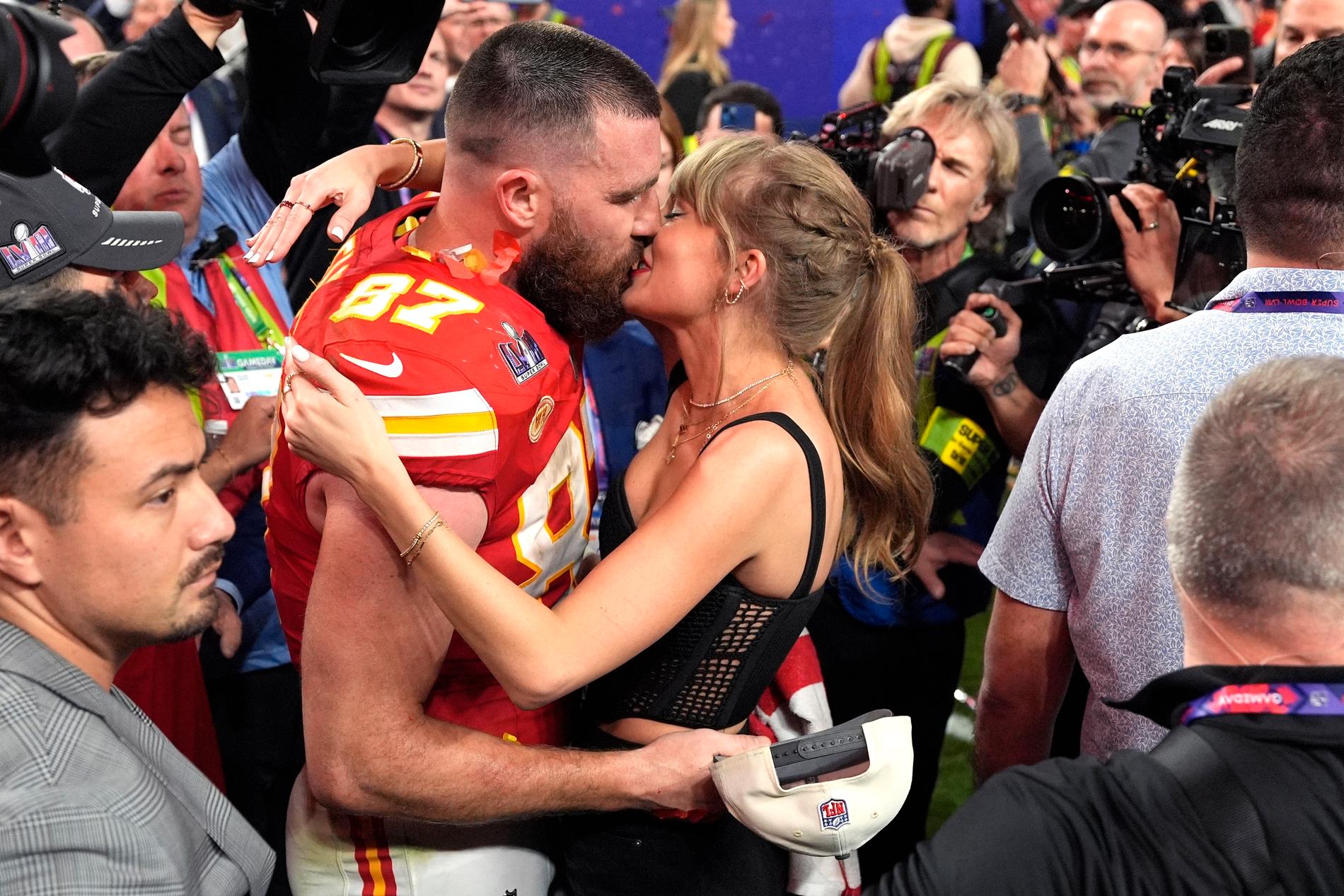 Superstjärnan Taylor Swift kysser pojkvännen och Kansas City-spelaren Travis Kelce efter vinsten i Super Bowl i Las Vegas.