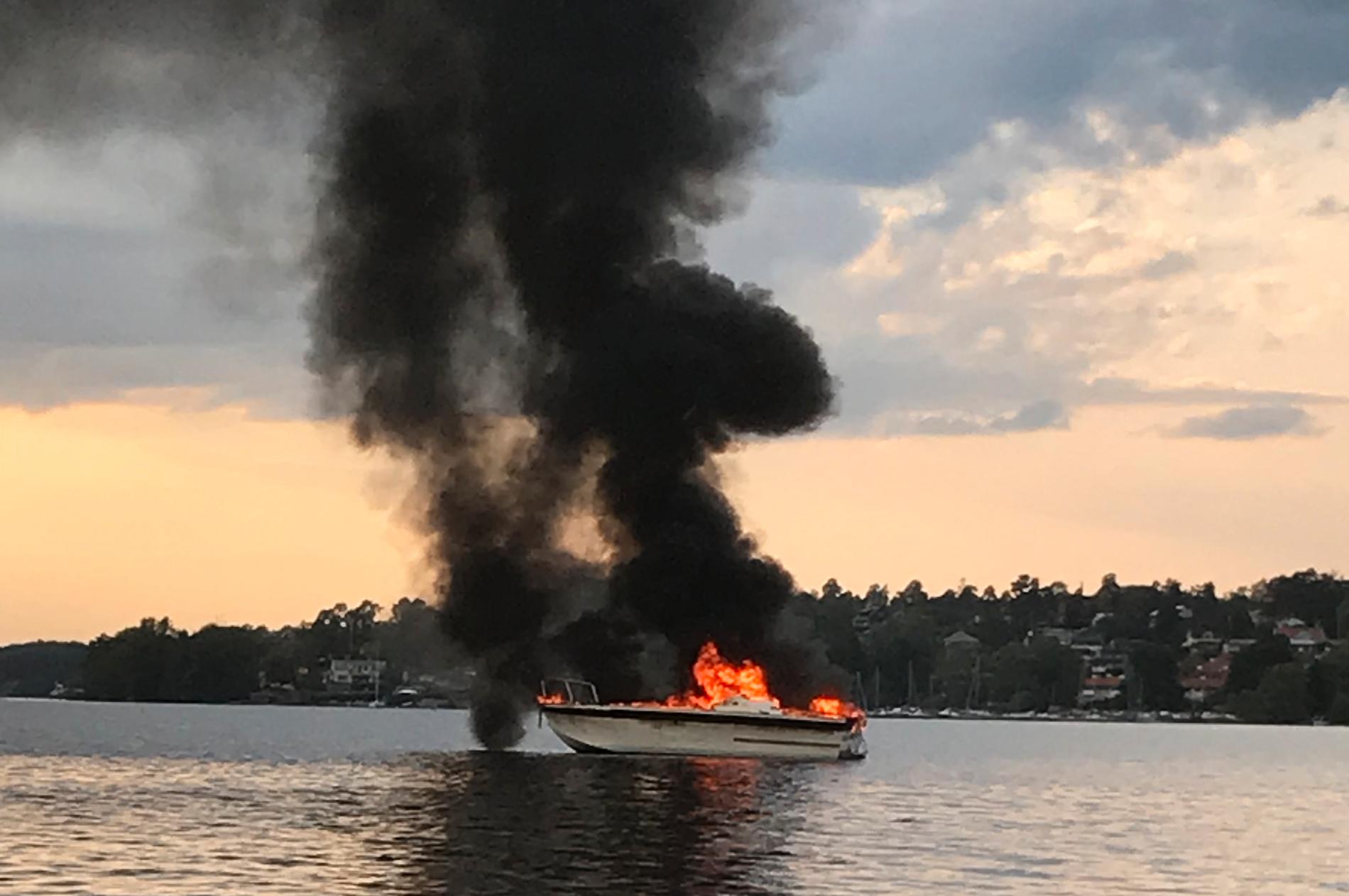 En båt fattade eld på fredagskvällen. 