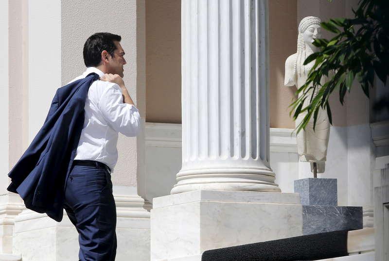 Premiärministern Alexis Tsipras kom i går hem till ett mindre nöjt Grekland.