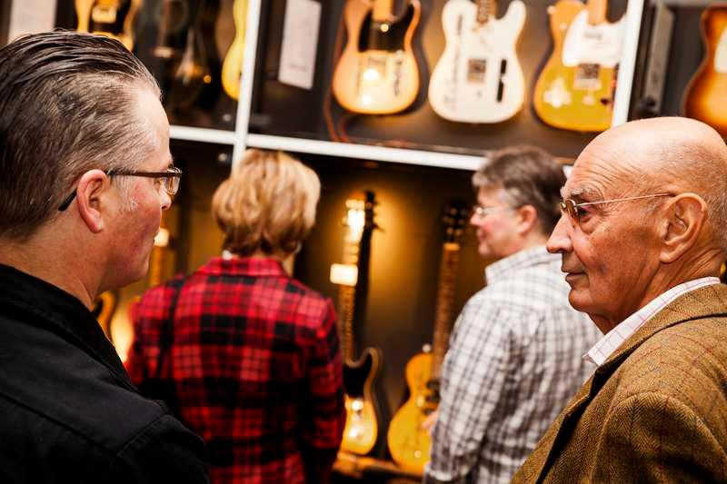 Ulf Adelsohn guidas på nya gitarrmuseet i en skola som byggts om för ett antal miljoner.