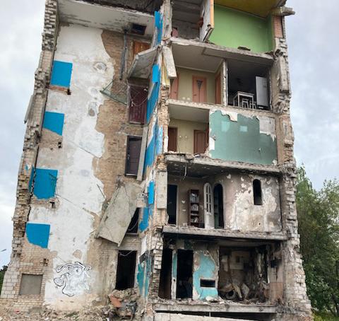 Ett förstört hus i Butja.