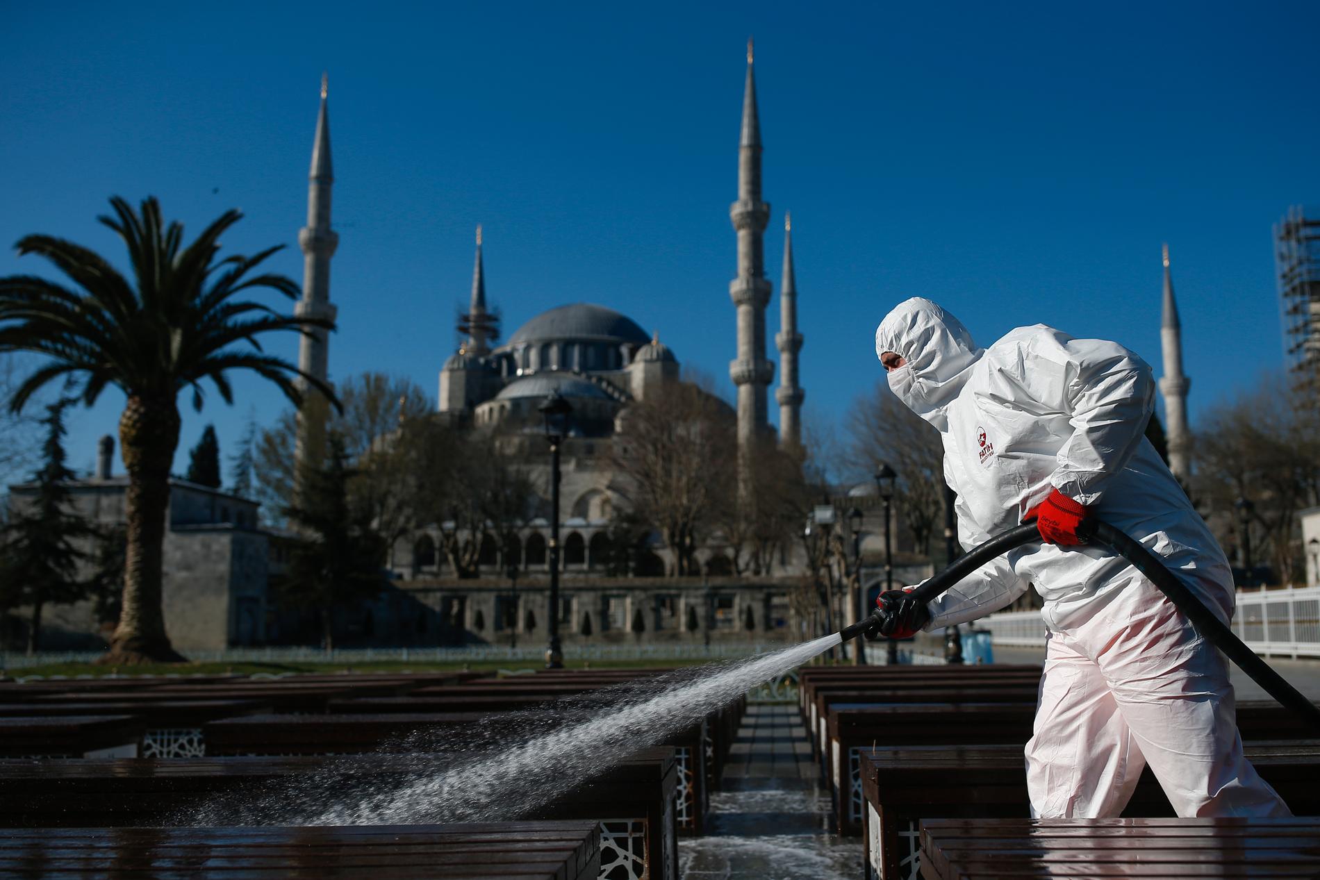 ISTANBUL, TURKIET Utanför Blå Moskeen i Istanbul desinficeras bänkar på lördagen i kamp mot coronaviruset.