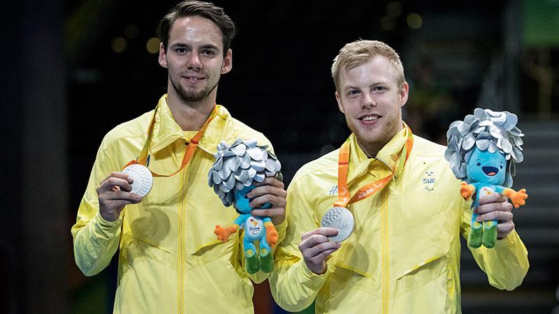 Emil Andersson och Linus Karlsson med silvermedaljerna.