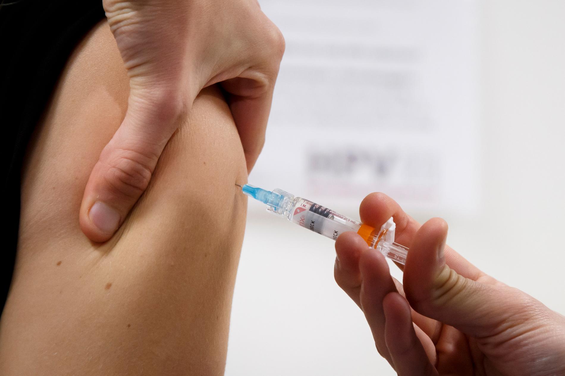 En kvinna HPV-vaccineras. Arkivbild.