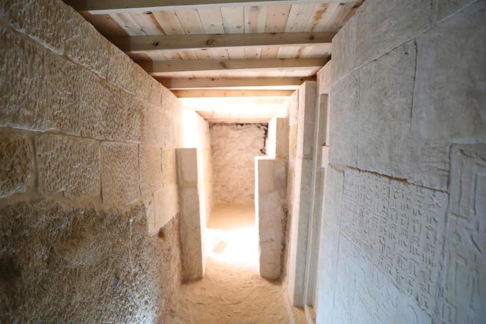 På väggarna i gravkammarna finns hieroglyfer.