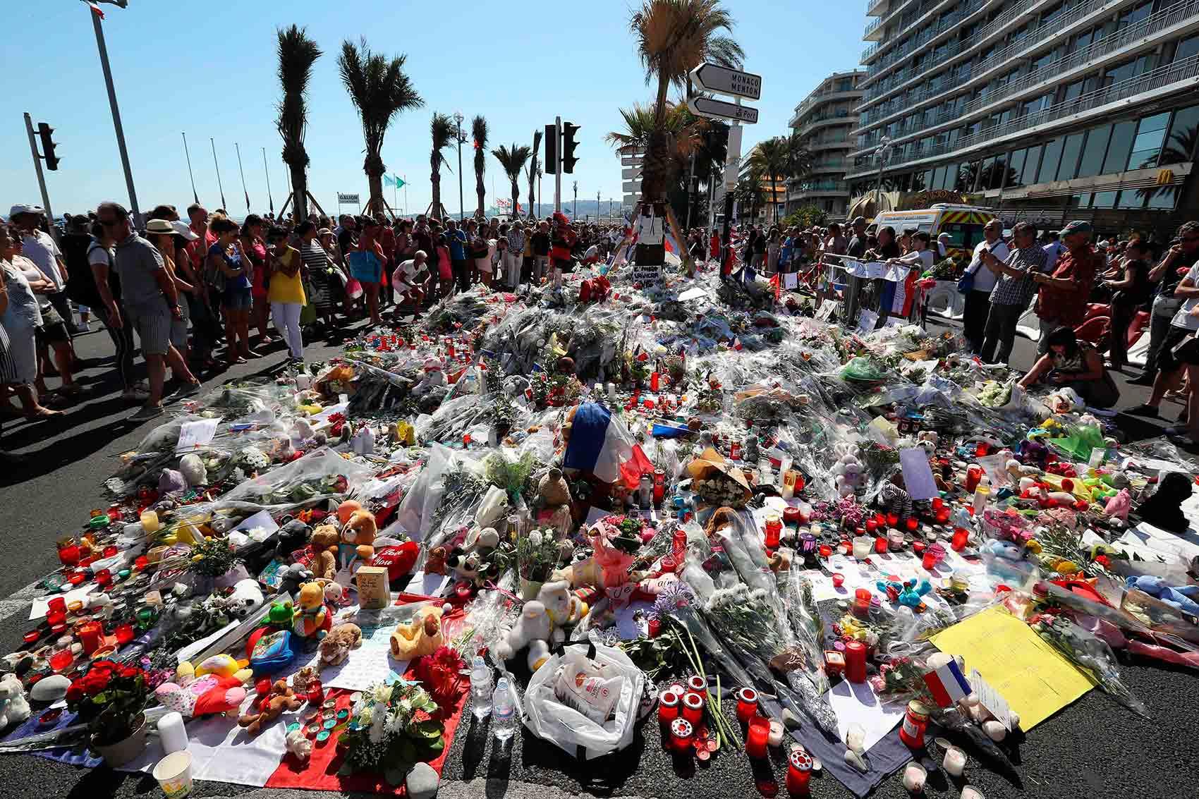 Människor samlades för att hedra offren efter attacken i Nice.