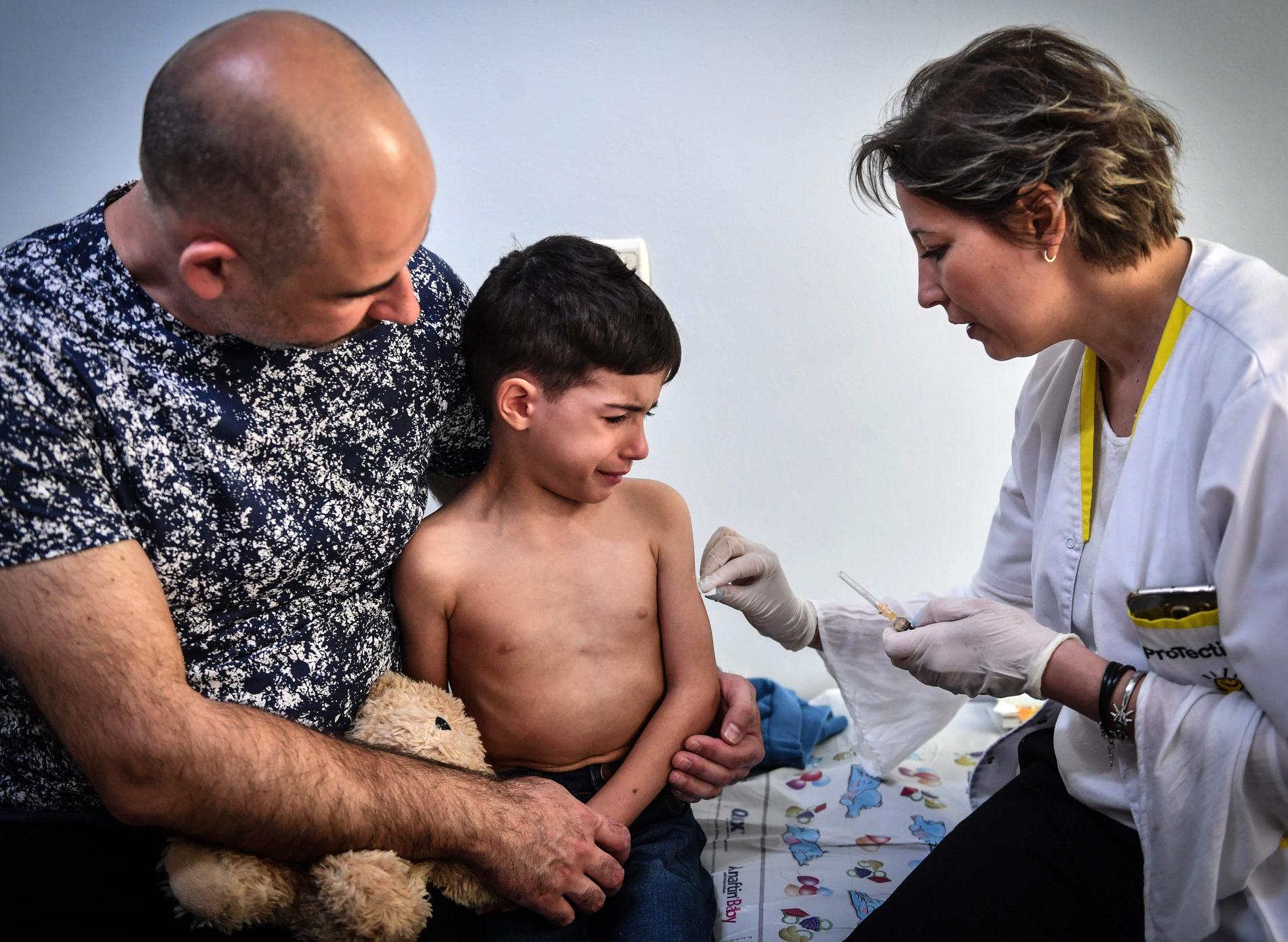 Ett barn får vaccin mot mässling i Bukarest, Rumänien.